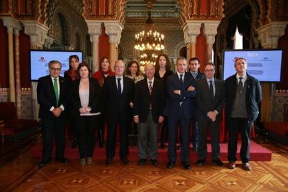 Participantes en la renovación del convenio en ayuda a los afectados por la pobreza infantil en Bilbao.