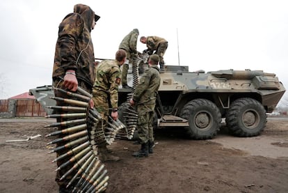 Miembros del servicio de las tropas prorrusas cargan munición en un vehículo blindado en la ciudad de Mariupol. La Fiscalía de Ucrania ha comunicado que más de 540 niños han sido víctimas de la ofensiva rusa. De ellos, al menos 191 han muerto y más de 349 han sufrido heridas de diversa gravedad.
