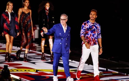 Tommy Hilfiger y Lewis Hamilton saludan tras acabar su desfile en Shanghái, China, el 4 de septiembre.