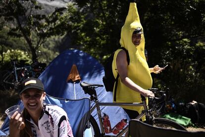 Un espectador disfrazado de plátano espera con su bicicleta el paso de los ciclistas, el 19 de julio de 2018.