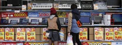 Dos compradoras frente a una tienda de electr&oacute;nica en Tokio