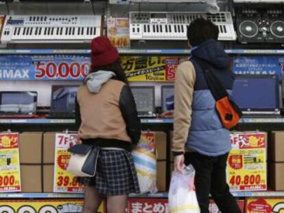 Dos compradoras frente a una tienda de electr&oacute;nica en Tokio