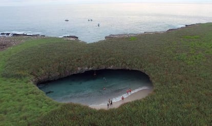 Vista aérea de playa Escondida, un raro fenómeno geológico en las islas Marietas (México)