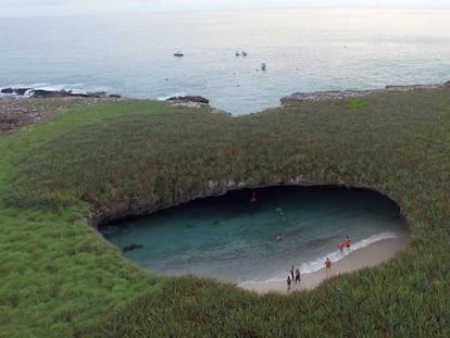 Vista aérea de playa Escondida,  un raro fenómeno geológico en las islas Marietas (México)