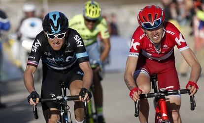 Ilnur Zakarin (d) ganador de la etapa, junto a Geraint Thomas (i) y Alberto Contador al fondo.