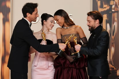 Desde la izquierda los actores premiados Adrien Brody, Mikey Madison, Zoe Saldaña y Kieran Culkin, con sus estatuillas.