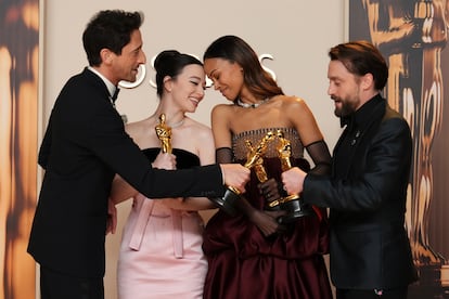 Desde la izquierda los actores premiados Adrien Brody, Mikey Madison, Zoe Salda?a y Kieran Culkin, con sus estatuillas. 