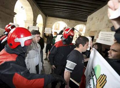 La Ertzaintza escolta a los encargados del levantamiento de actas al interior del Ayuntamiento de Aramaio