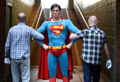 Dos empleados llevan un maniquí de Superman con el traje que utilizó Christopher Reeve entre 1978 y 1980 para rodar las películas del superhéroe. 