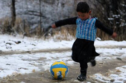 Murtaza, en enero de 2016, con la camiseta de Argentina confeccionada con retales de plástico, en Ghazni (Afganistán).