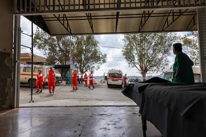 Sanitarios en la entrada del hospital Socorro Popular Libanés, en la ciudad libanesa de Nabatiye, el 17 de octubre