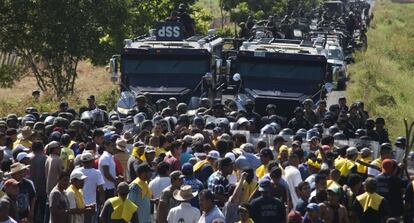 Los grupos de autodefensa reunidos en Apatzingán.