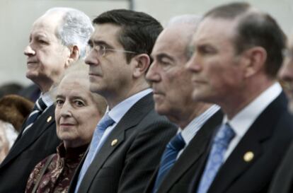 Juan María Atutxa, Aintzane Aguirre, Patxi López, Juan José Ibarretxe y Carlos Garaikoetxea, durante el acto de entrega de la Cruz del Árbol de Gernika a los descendientes del presidente vasco José Antonio Aguirre.