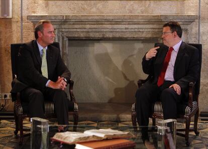 Alberto Fabra y Ximo Puig, en el Palau de la Generalitat.