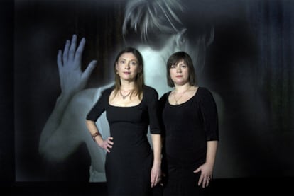 Louise, a la izquierda, y Jane Wilson ante el vídeo en la galería madrileña Helga de Alvear.