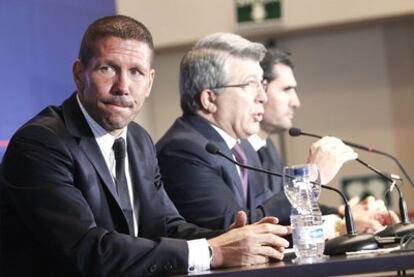 Simeone, durante su presentación como técnico del Atlético junto al presidente Cerezo y el director deportivo Caminero.