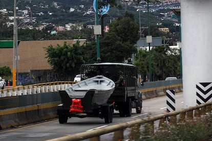 El Ejército se traslada con botes para poder realizar tareas de auxilio en las zonas afectadas.