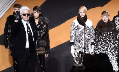 Karl Lagerfeld saluda al público tras el desfile de alta peletería para Fendi.