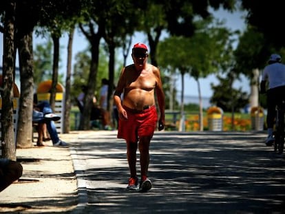 Un hombre transita en el Parque Juan Carlos I.  