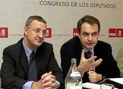 Jesús Caldera y José Luis Rodríguez Zapatero, ayer en dependencias del Congreso de los Diputados.