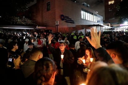 Varias personas rezan por la salud del político. La Fundación Santa Fe reporta que Uribe Turbay llegó a las 8:30 de la noche en estado crítico.