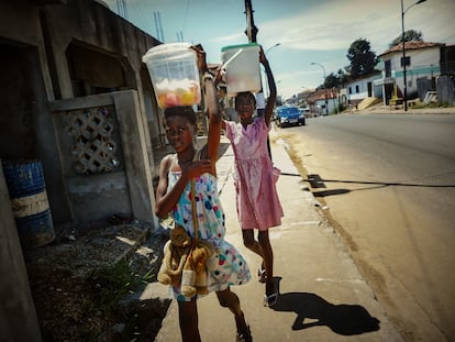 "Podría parecer que estas niñas de la ciudad de Bata están marginadas, pero no lo están. Tienen familia, pero como todavía los derechos de los niños no son reales, muchos padres piensan que tenerlos significa una fuente de explotación o ingresos. Por ejemplo: los mandan a vender agua en las calles, o ropa usada, o con el carrito en los mercados", cuenta Félix Nemesio, autor de esta instantánea.