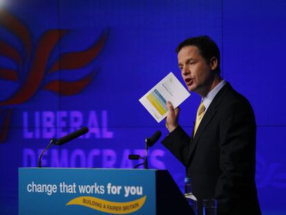 El líder liberal-demócrata, Nick Clegg, presenta en Londres el programa electoral de su partido.