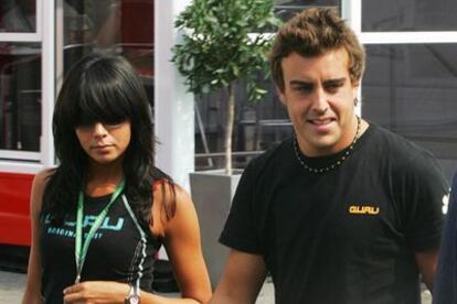 Raquel del Rosario y Fernando Alonso.