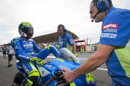 Aleix Espargaró, piloto de Suzuki, en el circuito de Assen.