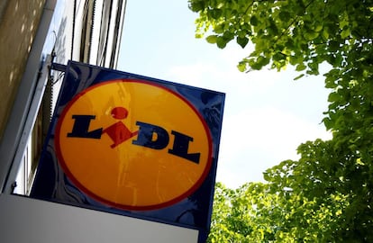 Un logo de la compañía Lidl en un supermercado en Viena, Austria. 