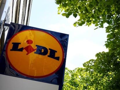 Un logo de la compañía Lidl en un supermercado en Viena, Austria. 