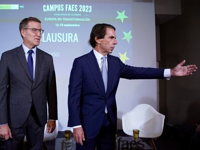 El líder del PP, Alberto Núñez Feijóo, con el expresidente del Gobierno José María Aznar, el viernes en un acto de FAES en Madrid