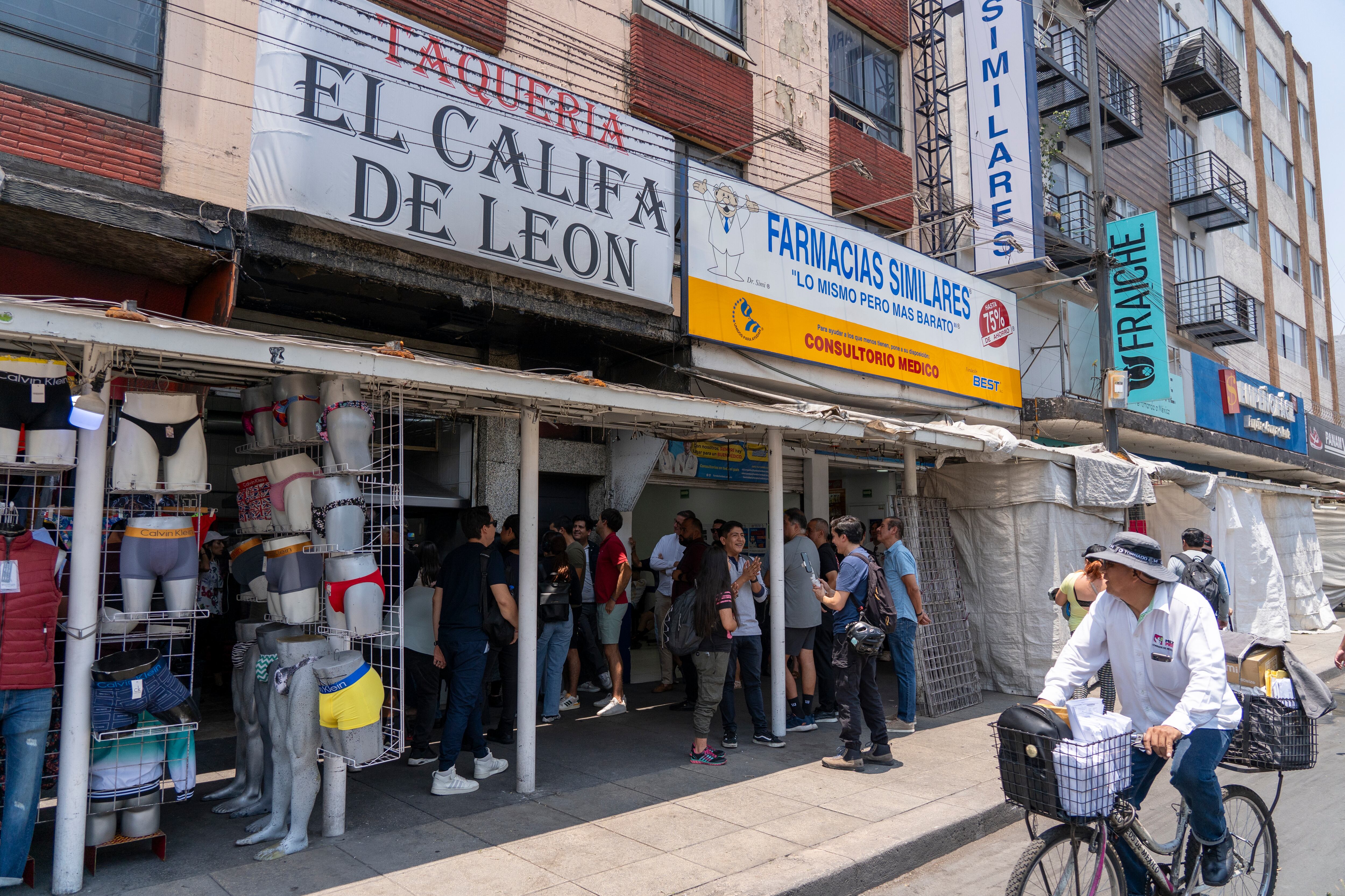 Personas hacen fila afuera de la taquería Califa de León, el 16 de mayo.