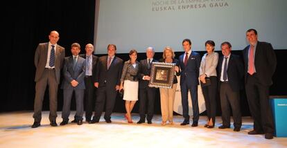 Los premiados en La Noche de la Empresa Vasca, tras recibir este lunes los galardones. 