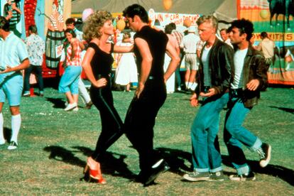 'Grease' (Randal Kleiser, 1978)
	

	En una película con tantos guiños a la cultura pop americana, las zapatillas deportivas no podían faltar entre otros complementos y piezas de estilo de la banda de Danny Zuko y sus colegas.
