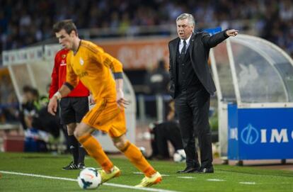 Ancelotti da instrucciones ante Bale.