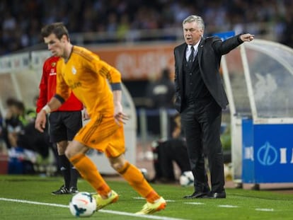 Ancelotti da instrucciones ante Bale. 