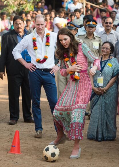 Kate Middleton no dudó incluso de jugar con el balón.