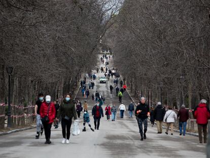Personas paseando en el parque de El Retiro en Madrid.