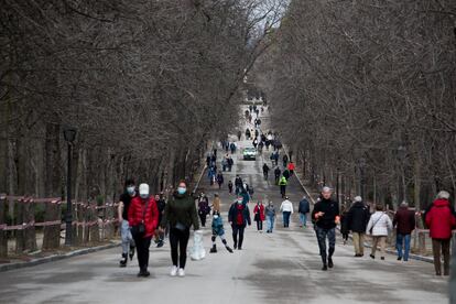Personas paseando en el parque de El Retiro en Madrid.