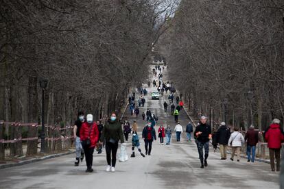 Paseantes en el primer día de apertura del parque del Retiro, que llevaba un mes cerrado desde el temporal 'Filomena'.