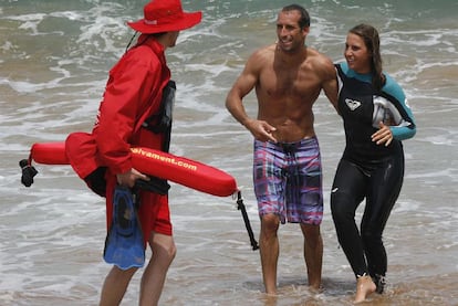 Un socorrista atiene a una surfista en la playa de Zarautz.