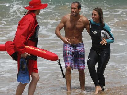 Un socorrista atiene a una surfista en la playa de Zarautz.