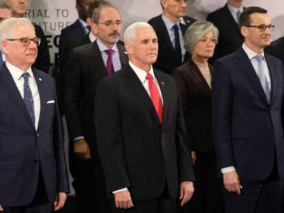 Mike Pence, en el centro, junto con el primer ministro polaco y el responsable de Asuntos Exteriores, este jueves. 