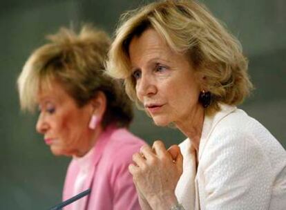 Las vicepresidentas Elena Salgado (en primer término) y María Teresa Fernández de la Vega.