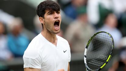 Alcaraz festeja un punto frente al estadounidense Tiafoe.