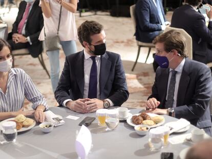 Isabel Díaz Ayuso, Pablo Casado y José Luis Martínez-Almeida, durante un desayuno informativo, en septiembre