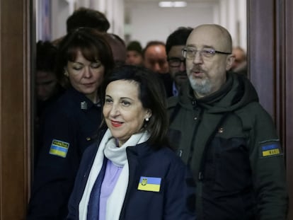 La ministra de Defensa, Margarita Robles, con su homólogo ucranio, Oleksii Reznikov, el pasado 1 de diciembre en la ciudad ucrania de Odesa.