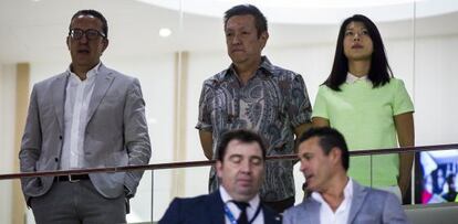 Peter Lim, en el centro, en el partido de ida en Mestalla.