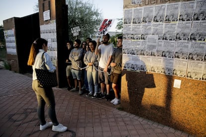 A mediodía los estudiantes están convocados a una concentración que tendrá lugar en el patio de las facultades. En la imagen, una alumna trata de convencer a uno de los piquetes que la dejen pasar al campus de Fuenlabrada de la Universidad Rey Juan Carlos.